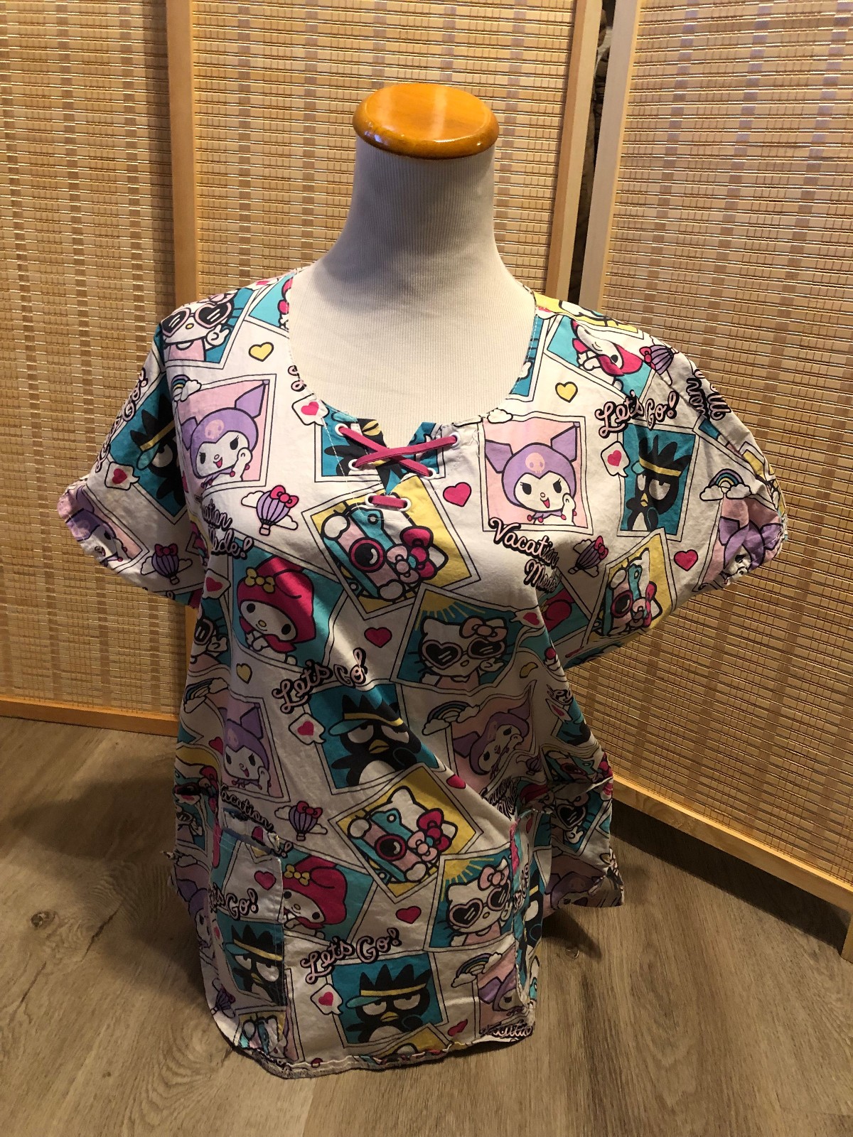 Hello Kitty and Friends Scrubs Scrub Top Cartoon “Vacation Mode” Large L (H565)