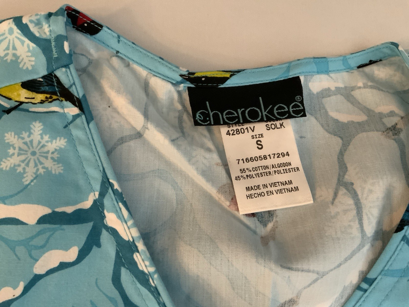 Cherokee Women’s Scrub Top V-Neck Short Sleeve S Bird Snowflake Print A048