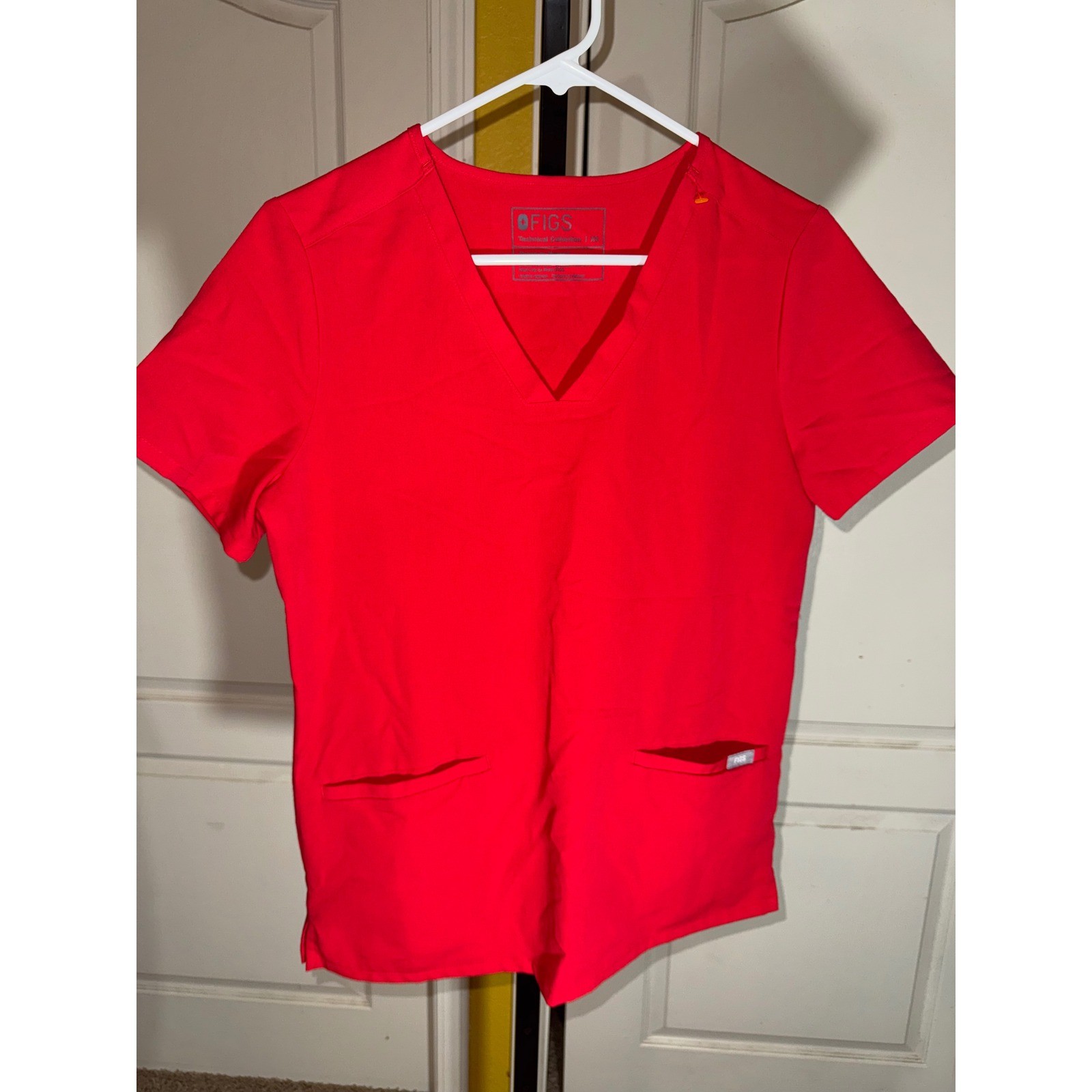 FIGS Casala Three-Pocket Scrub Top Red V-Neck Technical Comfort Womens XSmall