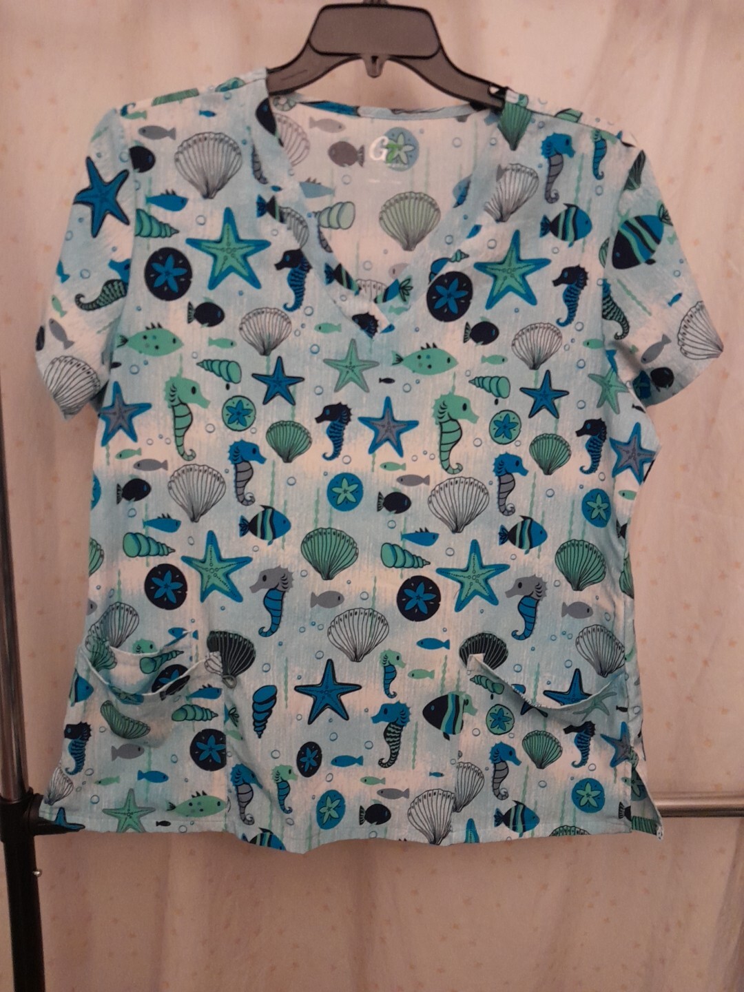 BLUE WHITE GREEN BLACK SCRUB TOP SEA LIFE V NECK POCKETS SLITS ON SIDE SZ XL