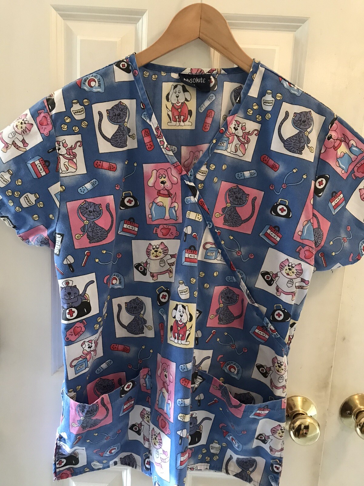 ABSOLUTE Scrub Top SZ.M 2 Pocket Nursing Medical Uniform CATS DOGS