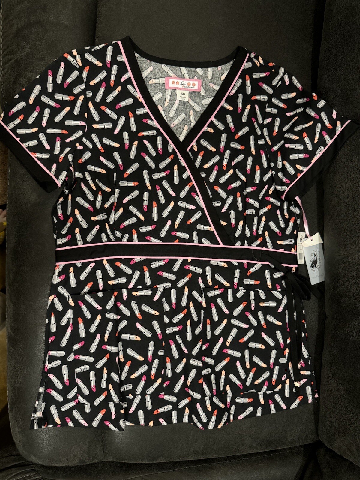 Koi by Kathy Peterson Scrub Top Size XS Short Sleeve black with lipstick B2