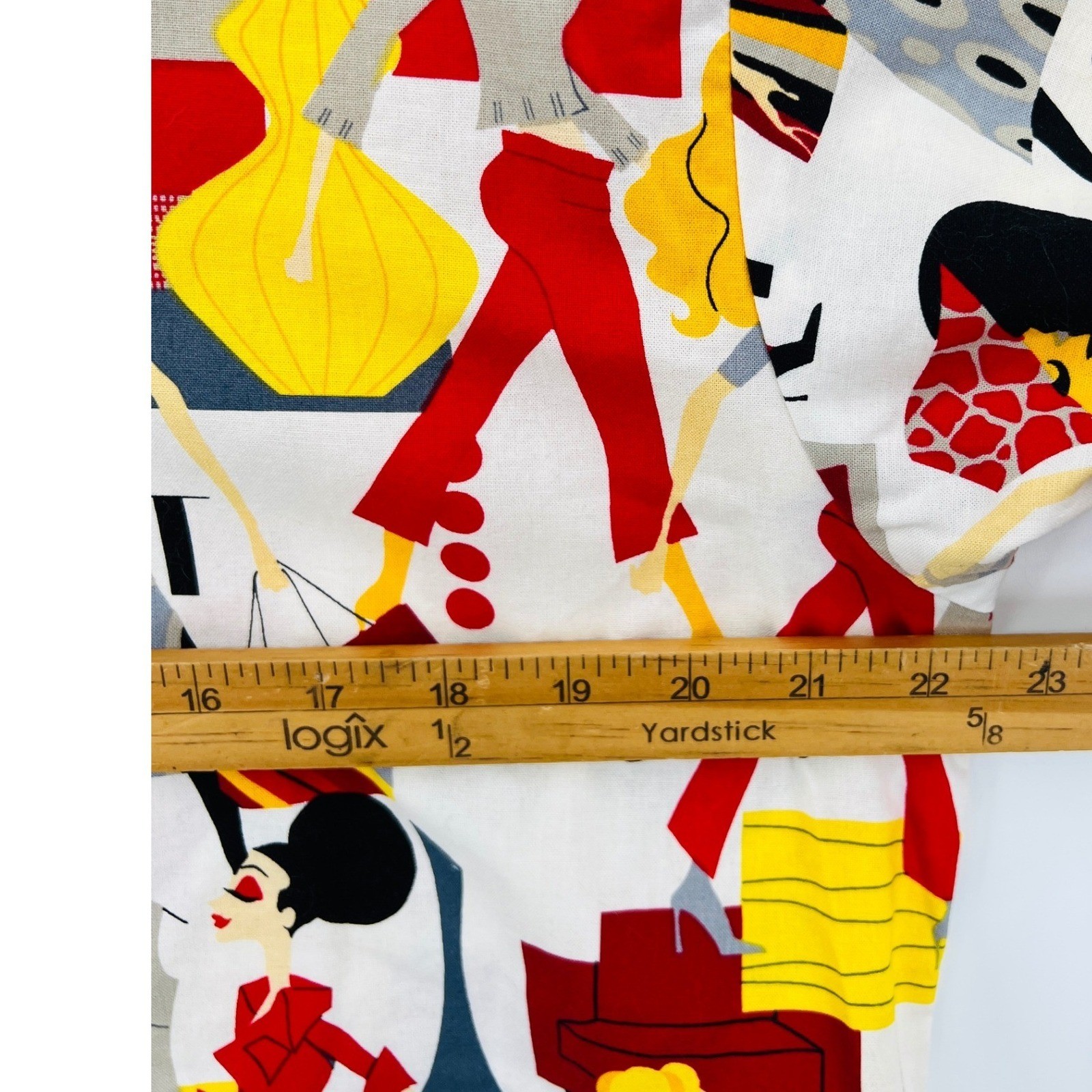 Peaches Scrub Top Womens M White Red Fashion Illustration MCM Print V-Neck