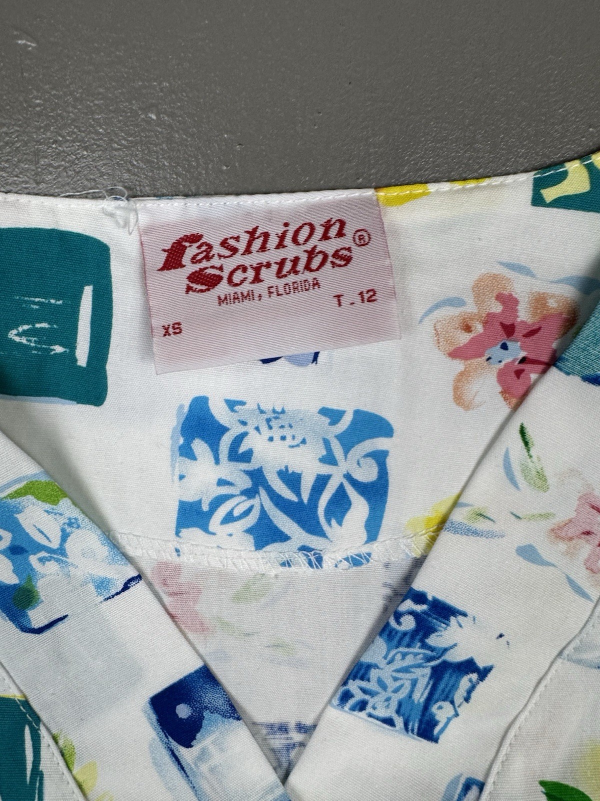 Fashion Women’s Scrub Top Size Small Floral V Neck Multicolor White Background