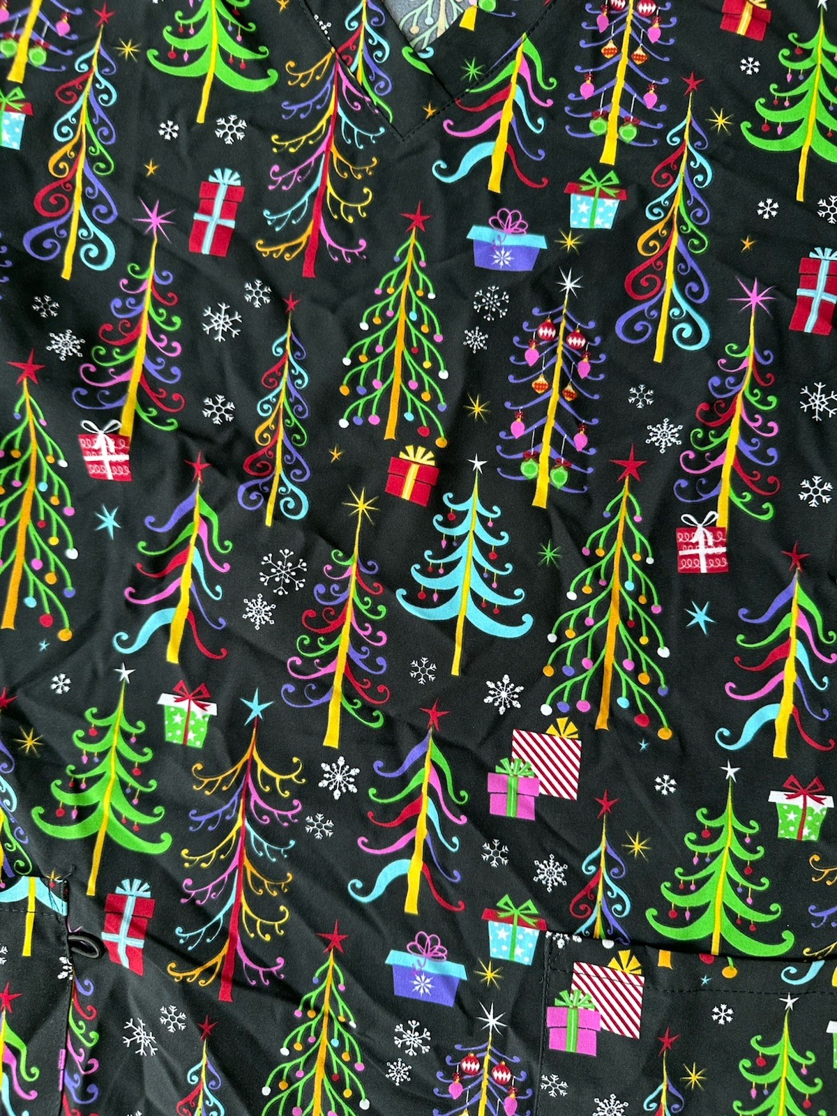 Women’s ‘GT Performance’ Black Christmas Tree Snowflakes Ornaments Scrub Top M