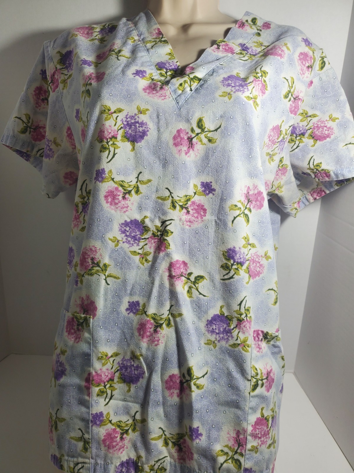 Medgear Floral Women’s Scrub Top Size Medium M Cluster Flowers Purple Blue
