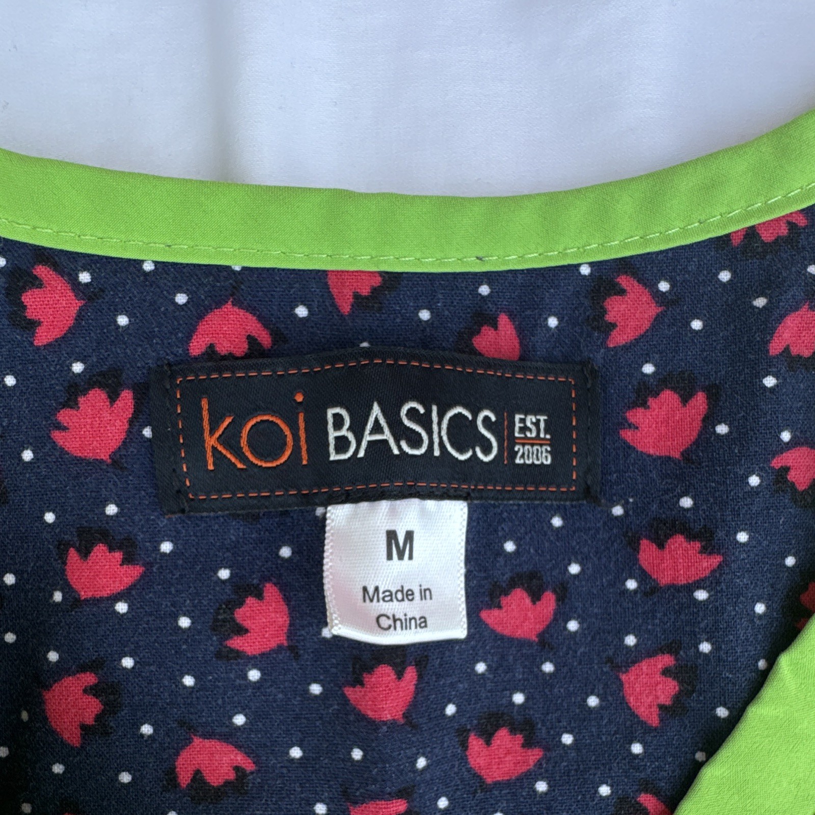 koi Basics Becca Women’s V-Neck Short Sleeve Scrub Top Size M Style K373