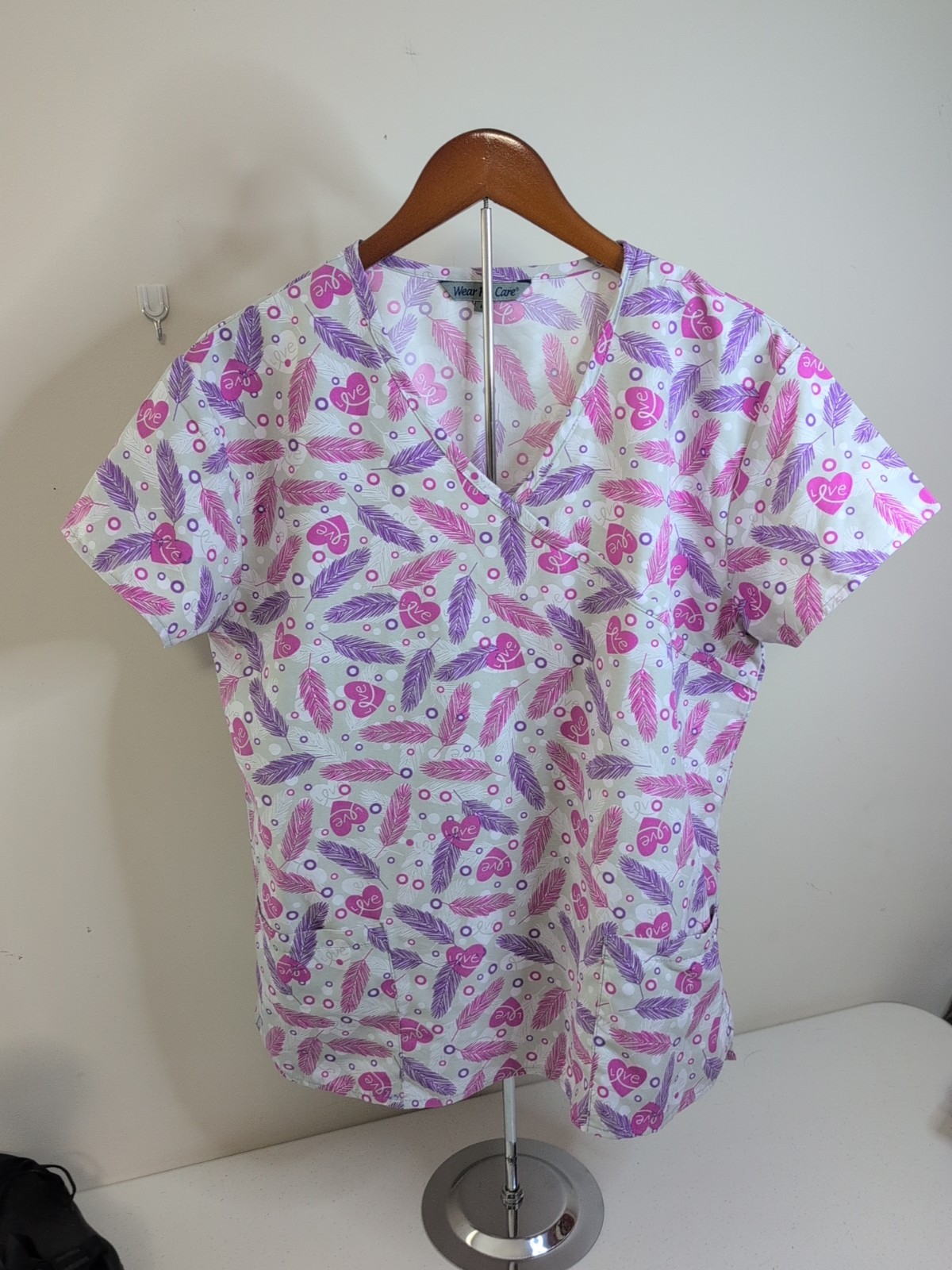 Wear for Care Valentine’s day themed Scrub top womens size M