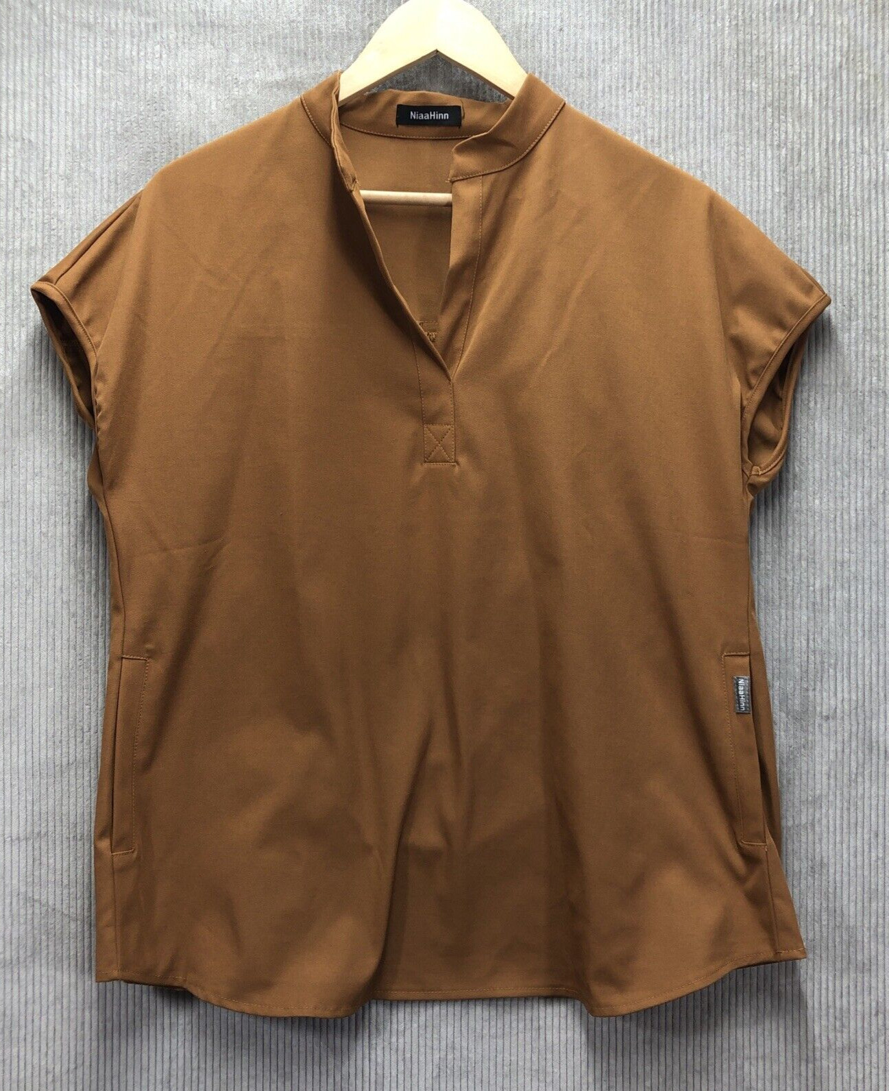 Niaahinn Women’s Scrub Top Size Unknown Brown V Neck Pockets