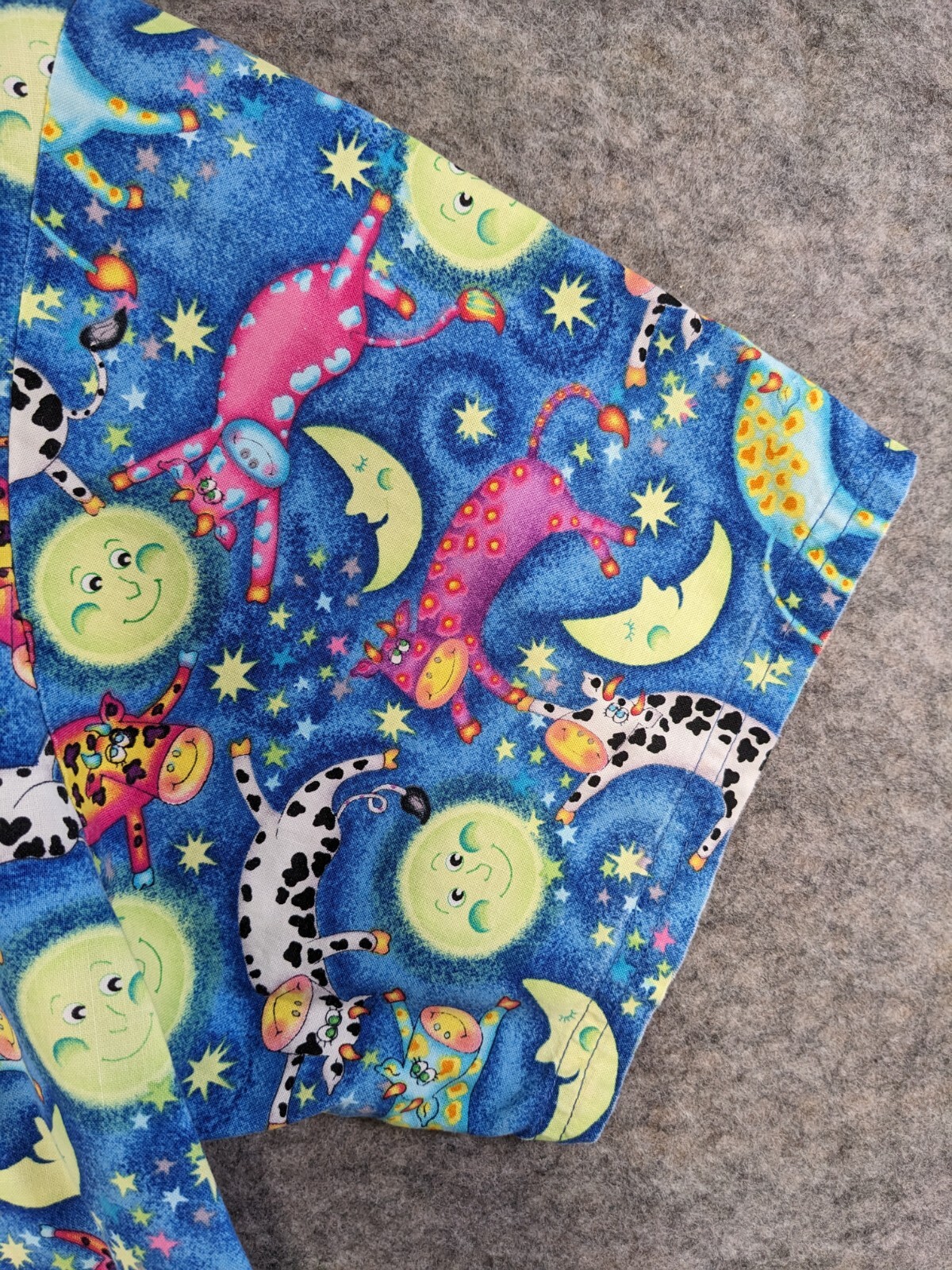 Cottonality Scrub Top Women Small Blue Yellow Hey Diddle Diddle Print Snap Front