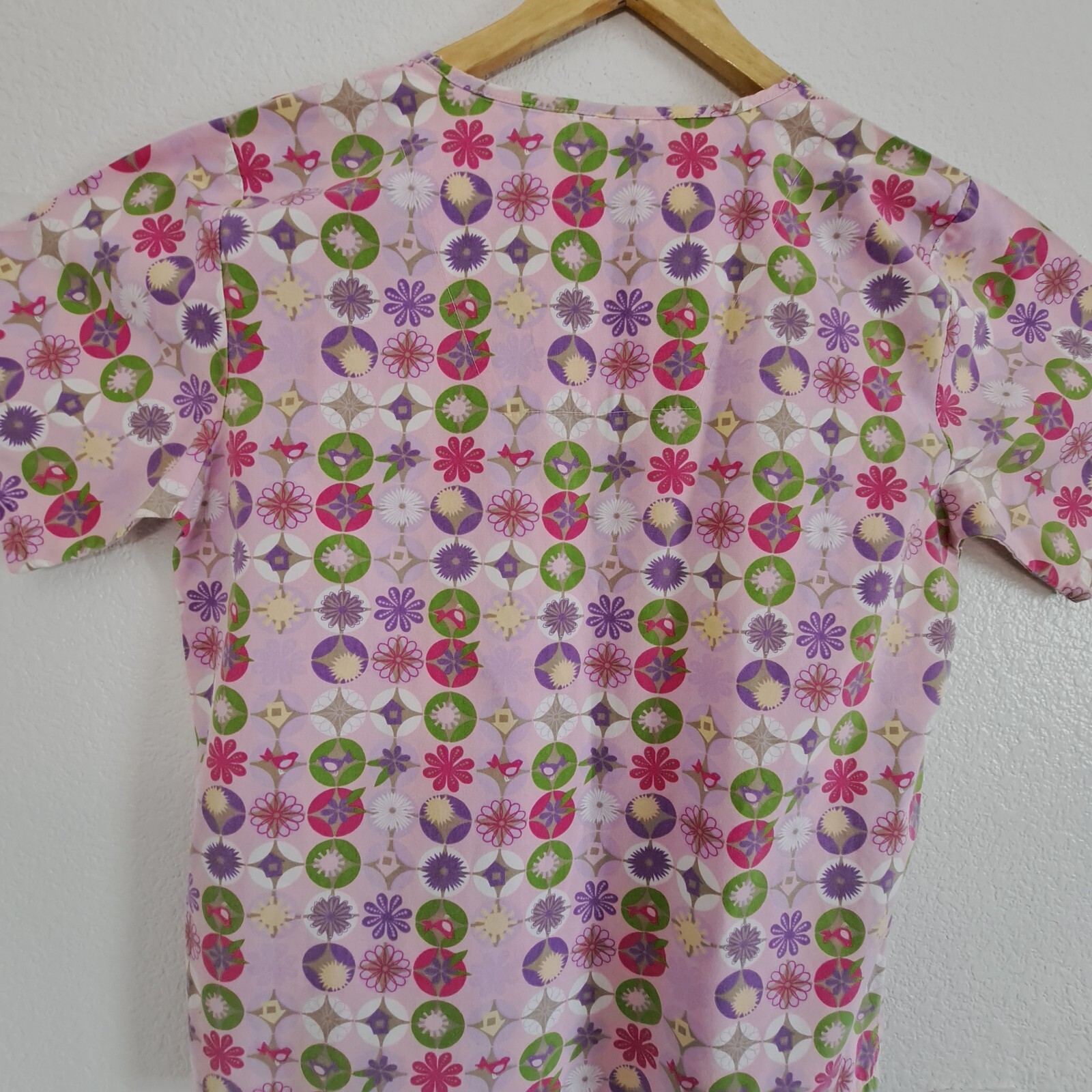 Scrub top size L the Scrub Co light pink floral V-Neck RN 86960