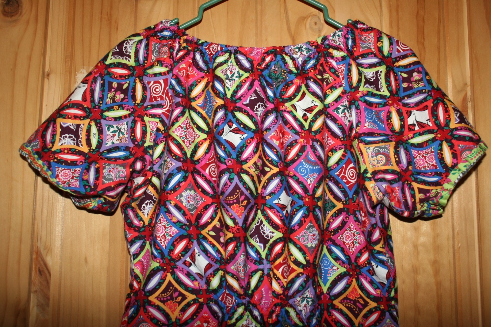 Koi Scrub Top Bright Colors Pockets UNIQUE! Size SMALL many print so UNIQUE! WoW