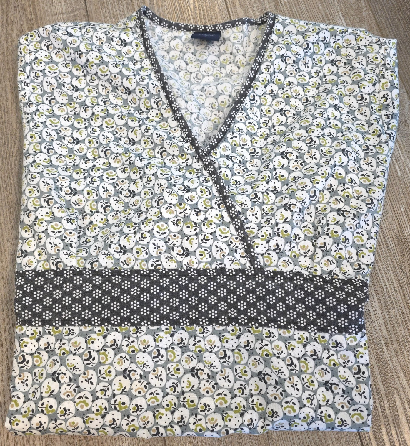 MG Medgear Scrub Top Women’s S Floral Graffiti SS V Neck Pockets Top Rear Tie