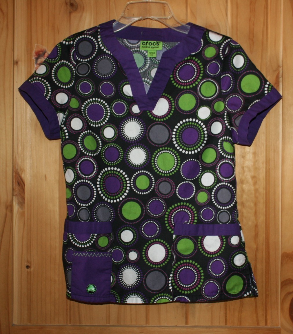 CROCS Brand Scrub Top Pockets Size: XS Bright Colors BARELY WORN! cute pockets