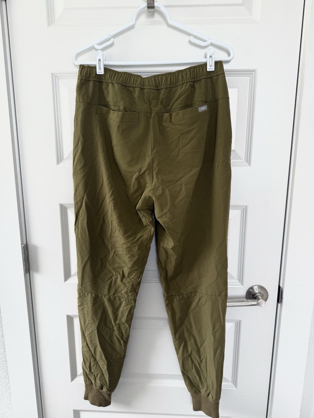 FIGS Tansen Jogger Scrub Pants Men’s Size Medium Martini Olive Stretch Medical
