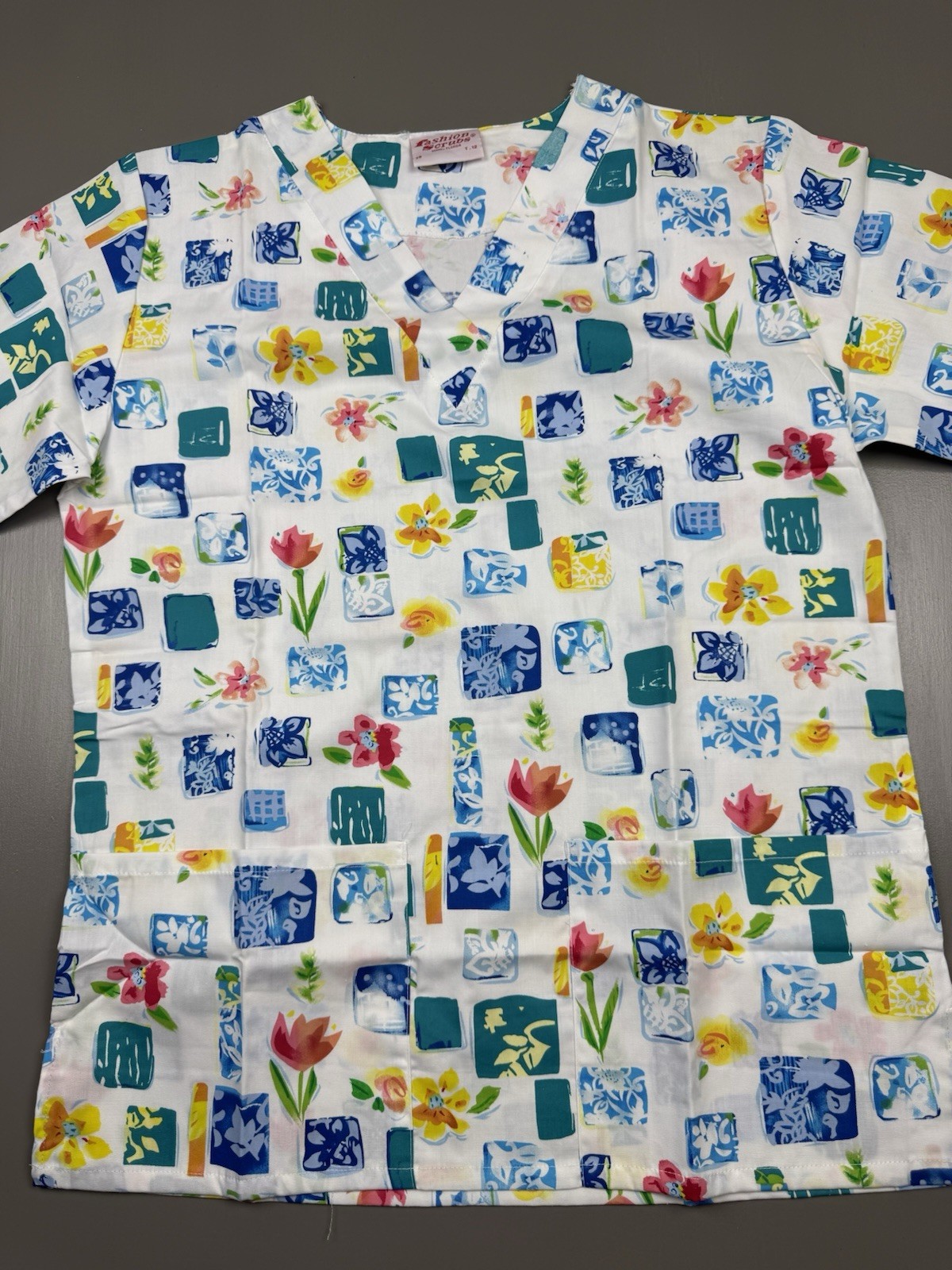 Fashion Women’s Scrub Top Size Small Floral V Neck Multicolor White Background