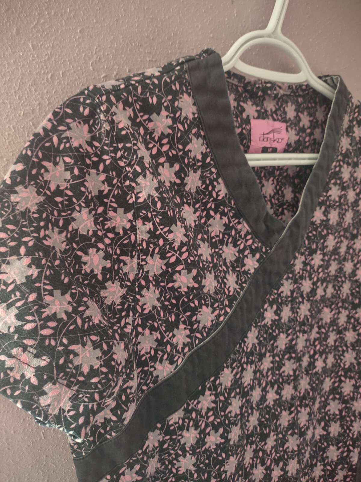 Dansko Womens Dark Floral Scrub Top Size Medium