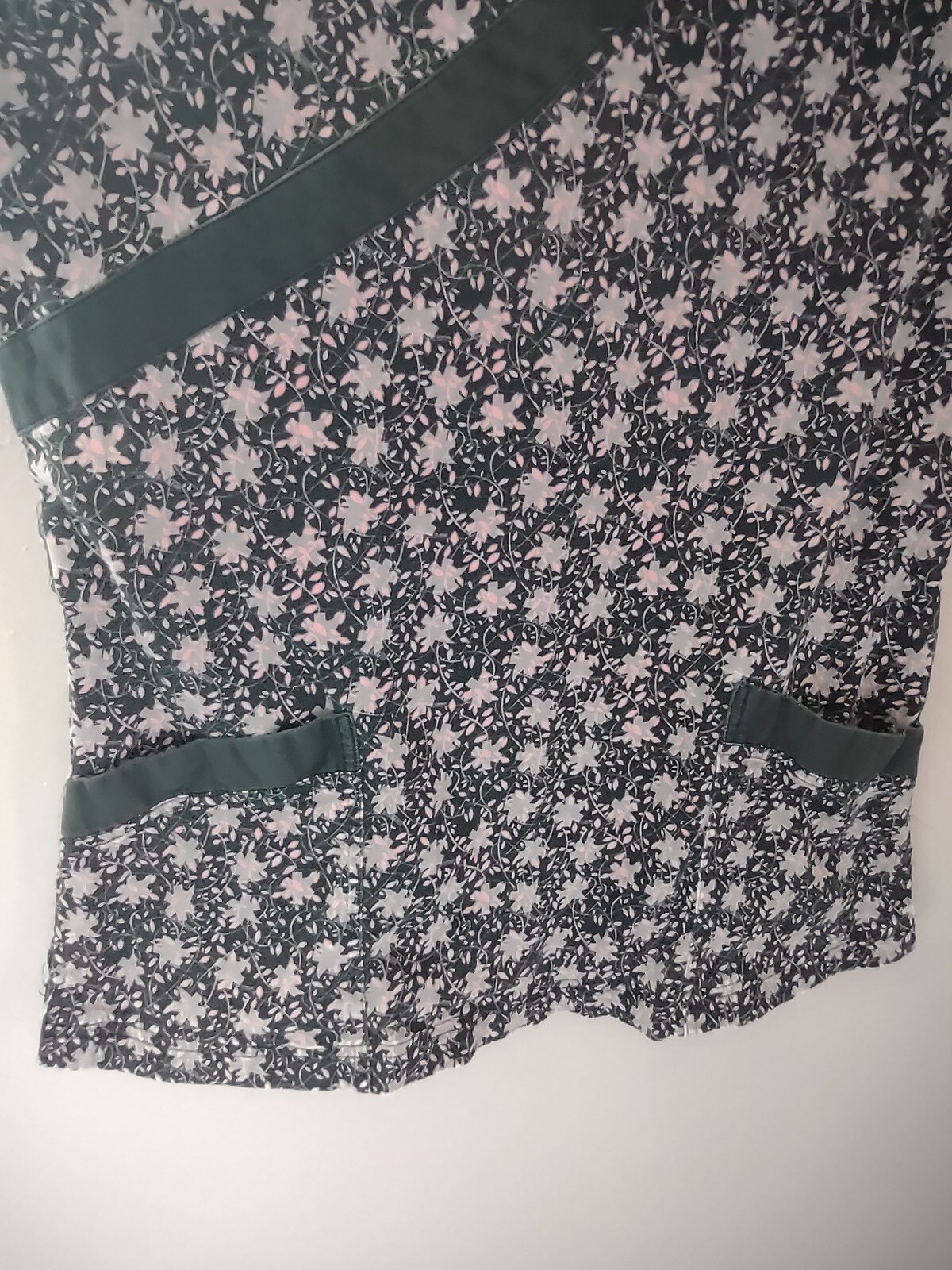 Dansko Womens Dark Floral Scrub Top Size Medium
