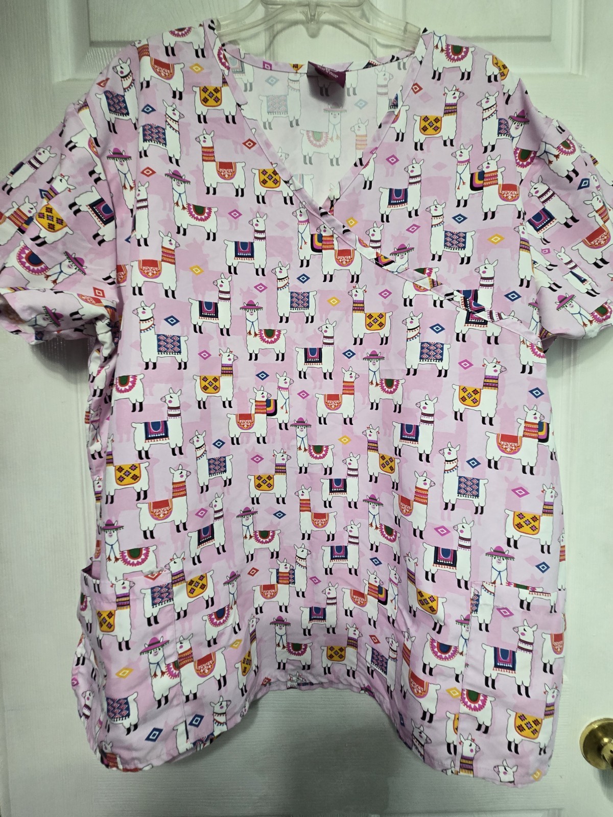 Divine Curves Scrub Top size 2X-Pink/pastel Llamas V-Neck-Chest 27.5″/L 29″