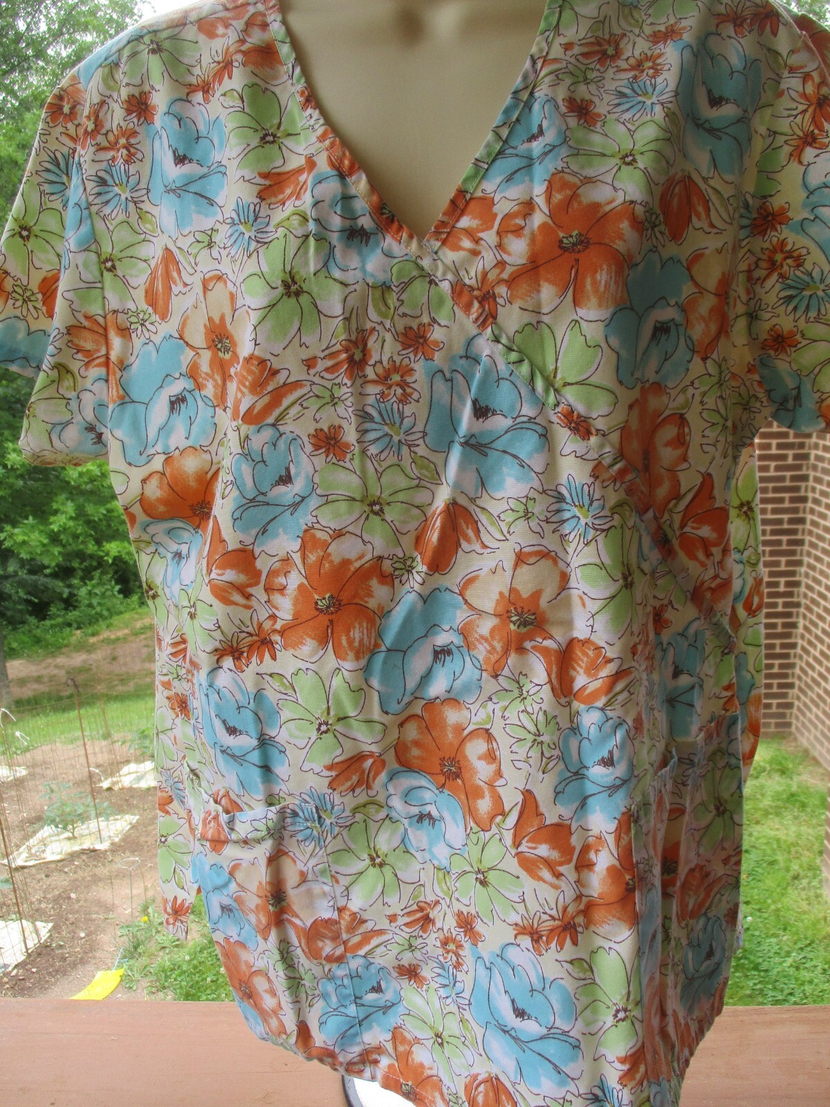 Absolute Brand SCRUB TOP Size S/M -Lots Of Flowers