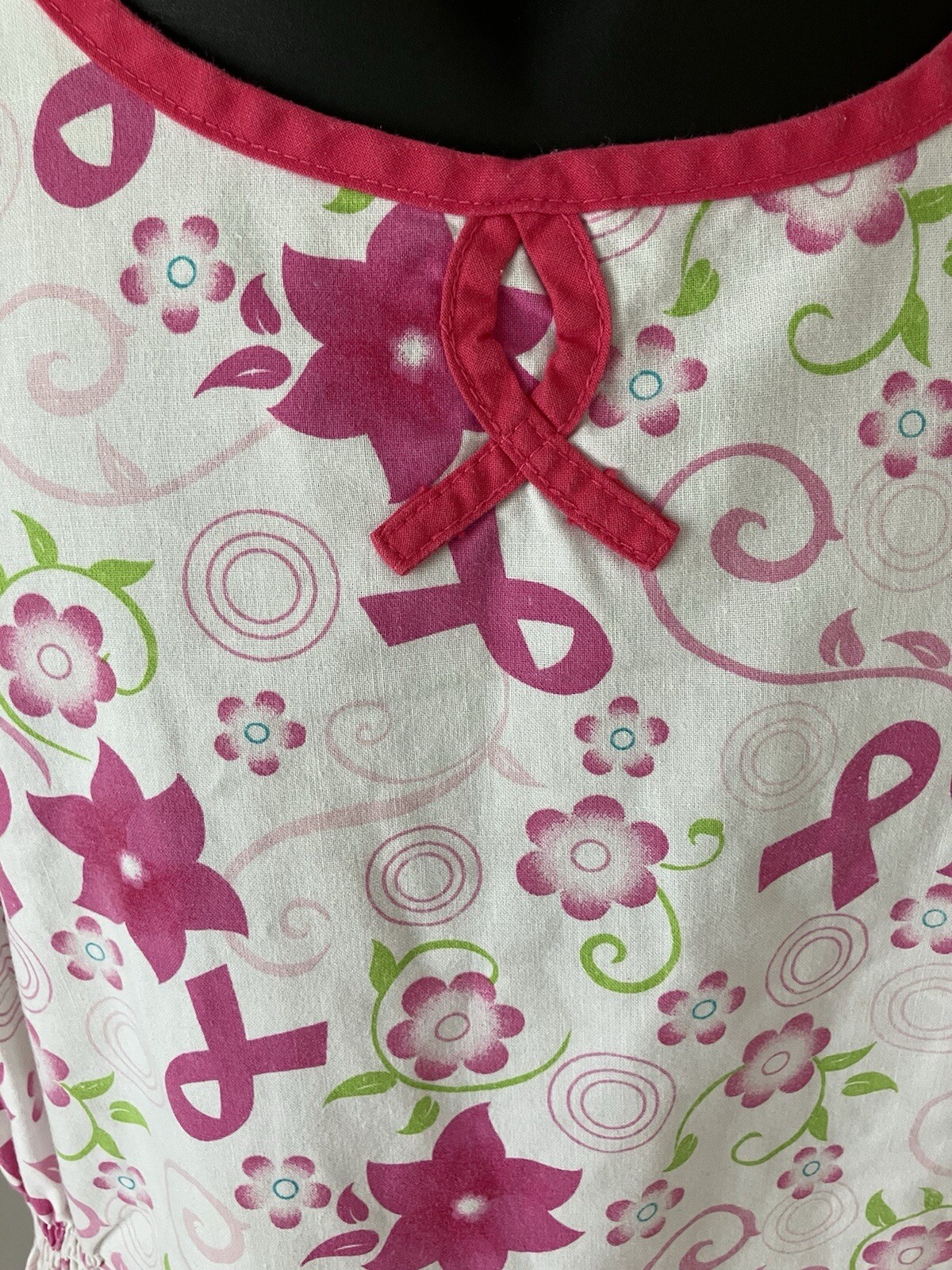 The Scrub Co. Top Women’s Large White Pink Flowers Ribbons Scroll Round Neck