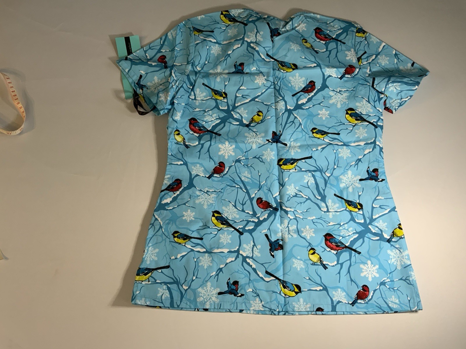Cherokee Women’s Scrub Top V-Neck Short Sleeve S Bird Snowflake Print A048