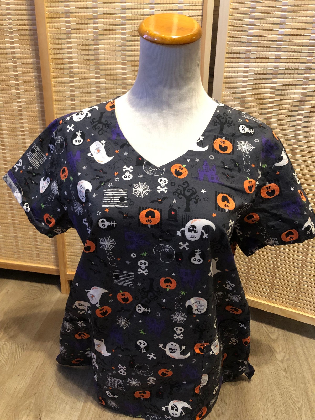 Zoe+Chloe Scrub Scrubs Top Cartoon Halloween Ghost Pumpkin Cobweb Medium M (H628