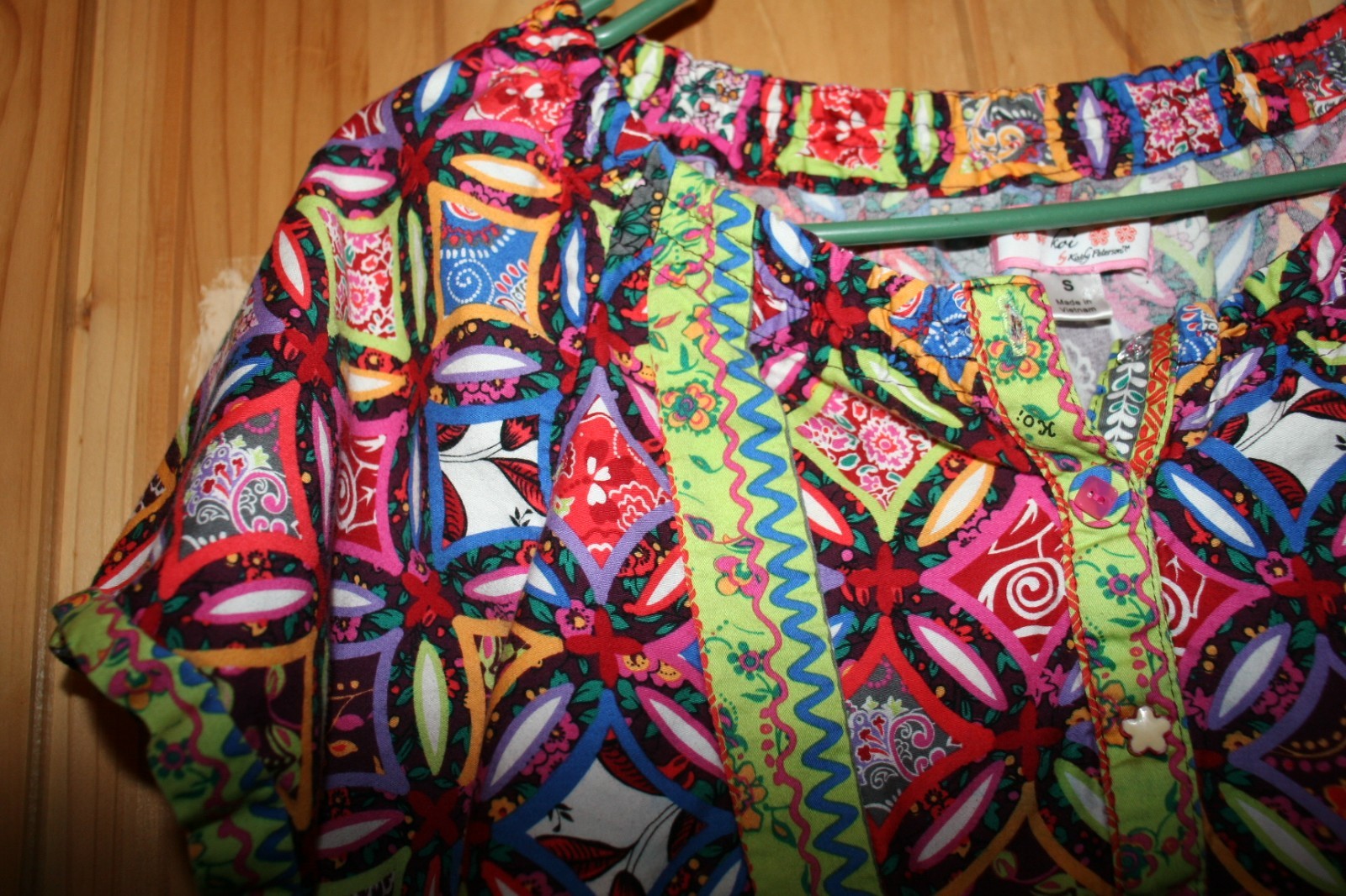 Koi Scrub Top Bright Colors Pockets UNIQUE! Size SMALL many print so UNIQUE! WoW