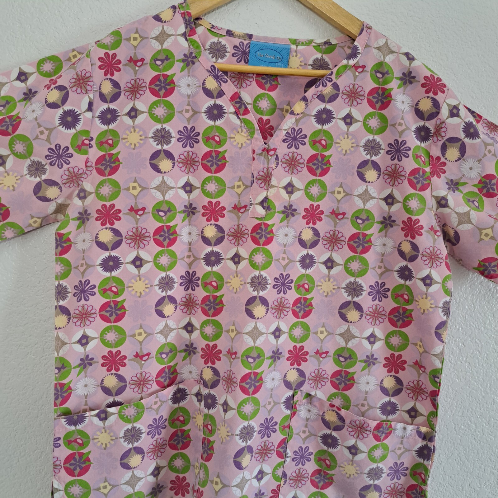 Scrub top size L the Scrub Co light pink floral V-Neck RN 86960