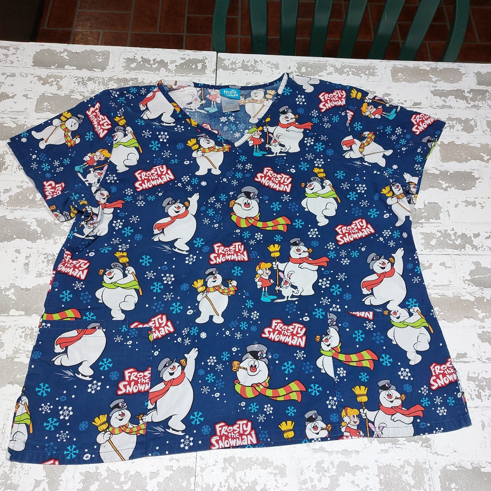 Frosty The Snowman Blue Graphic Print Scrub Top Sz XL Pockets Christmas Top
