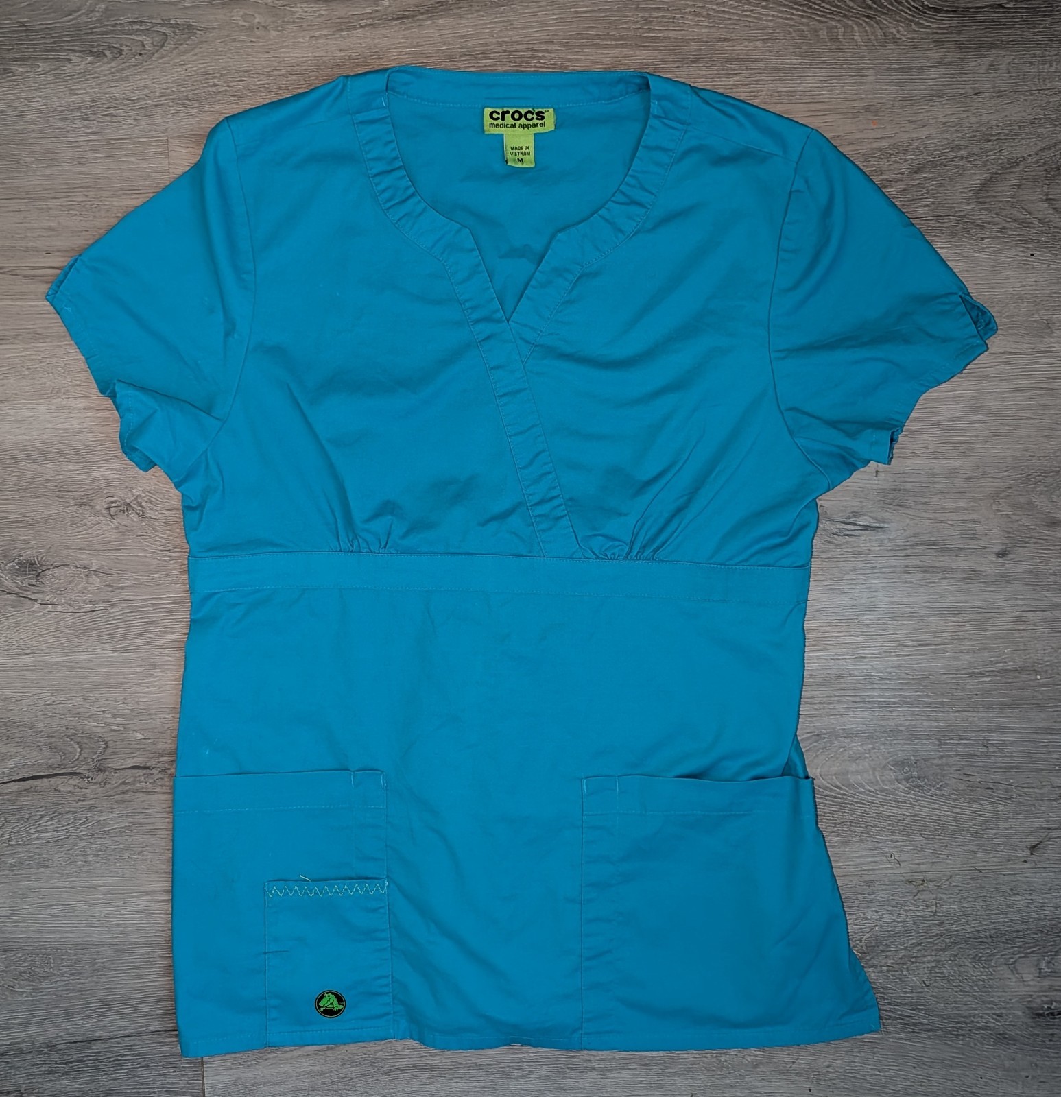 Crocs Blue Woman’s Size Medium Scrub Top Nursing Medical Apparel Vet
